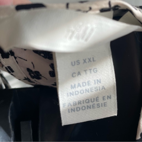 H&M puffed short sleeve floral blouse. Cotton size XXL. - Picture 4 of 4